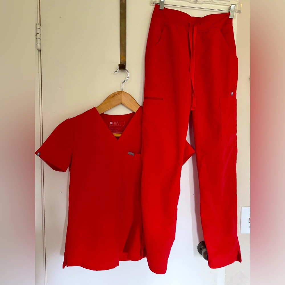 Figs scrubs set XS pop red
